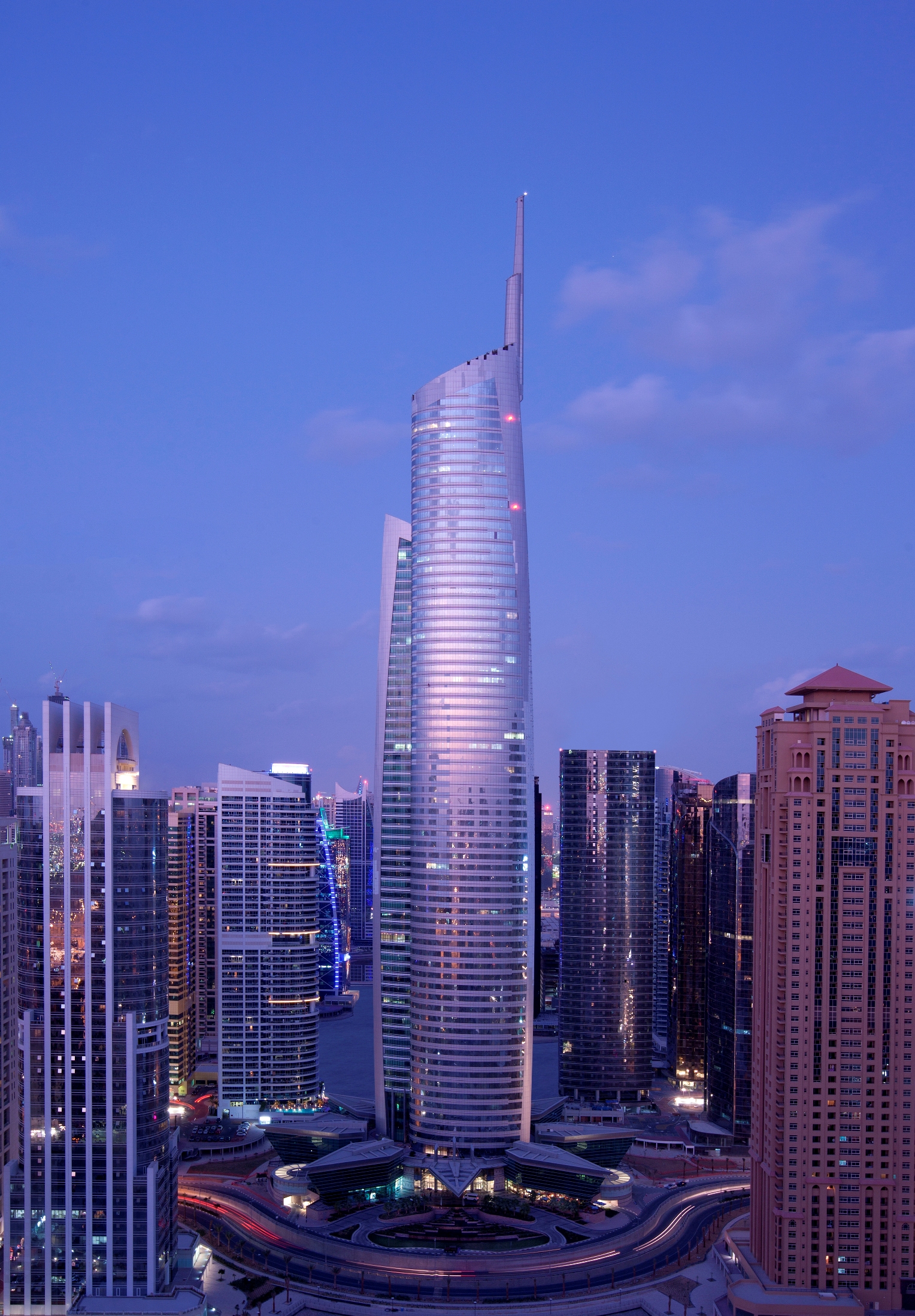 Дубай небоскребы. Башня Алмас Дубай. Небоскреб Алмас Дубай. Дубай товерс Дубай. Дубай Тауэрс изогнутые небоскребы.